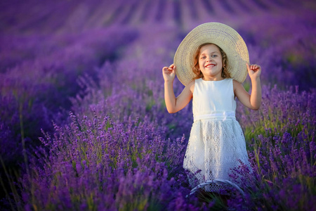 可爱的小女孩摆在薰衣草领域