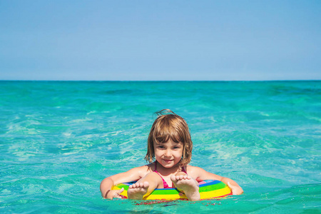 孩子女孩沐浴在海边和游泳池里。突尼斯马赫迪耶。选择性聚焦