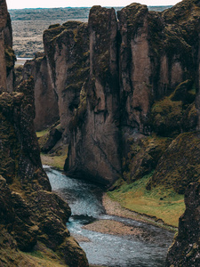 fjadrargljufur 峡谷在冰岛与蓝色的水和多云的天空。真正美丽的峡谷垂直