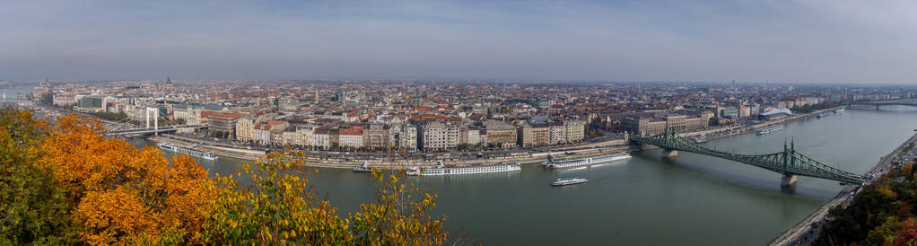 多瑙河的过境点。伟大的布达佩斯全景照片