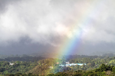 巴拿马中部山区小镇上的美丽彩虹