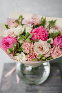 美丽的夏日花束。花安排与牡丹。颜色浅粉色。花店的概念