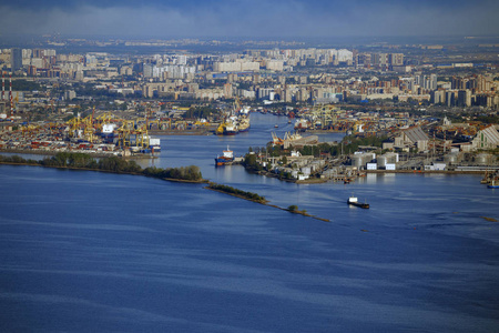 端口的顶部视图。船驶向港口出口。城市景观。圣彼得堡商业港口景观