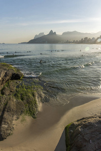 美丽的日落景色的大西洋和山脉从依帕内玛海滩, 里约热内卢, 巴西