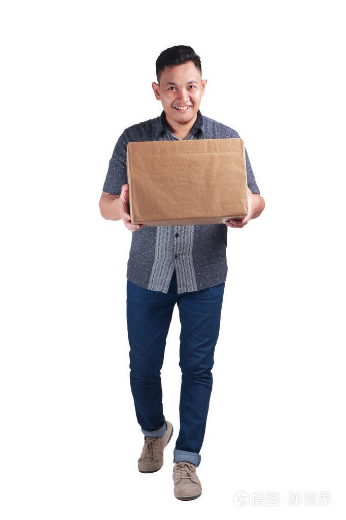 年轻的亚洲快递送货员身穿蜡染衫微笑着拎着包装盒被隔离在白色全身