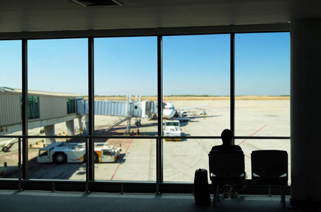 商务旅游人员的剪影与行李看飞机和等待在飞机登机门起飞前机场, 旅行, 生活方式和交通