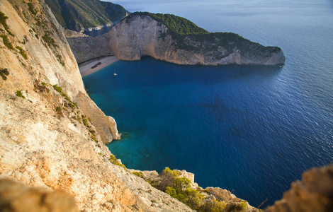 Navagio 海滩与沉船反对日落在希腊扎金索斯岛上