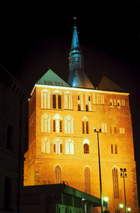 晚上用 kolobrzeg 的哥特式大教堂
