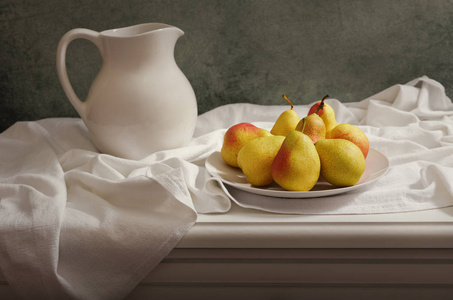 桌上的水果静物图片