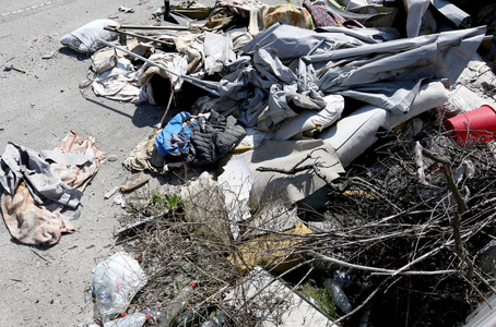 无家可归的庇护所, 破旧的床垫和破烂的抹布和垃圾照片