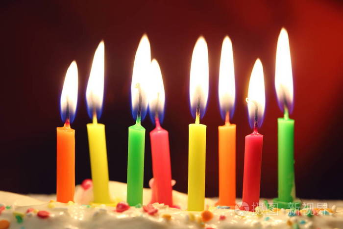 八点燃的生日蜡烛关闭浅景深