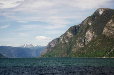 挪威的峡湾。美丽的景色。美丽寂静与安宁