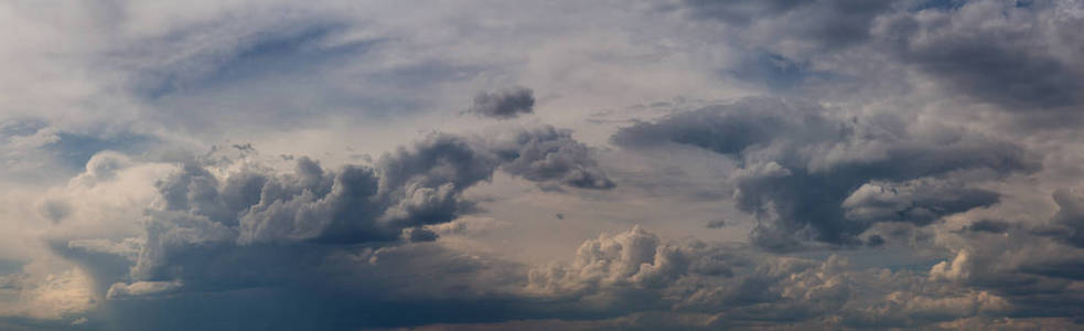 加拿大不列颠哥伦比亚省的 cloudscape, 在暴风雨的日子里全景。