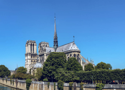 在阳光明媚的日子里, 巴黎圣母院被视为法国