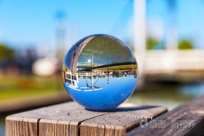 玻璃水晶球室外美丽反射的宏观视角