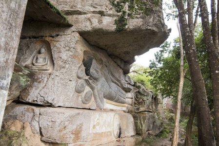 柬埔寨磅 Santuk 寺附近金边的雕刻砂岩佛像形象