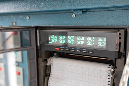 移动单元仪表板上显示有传感器的指示器和在纸隔膜上记录的能力