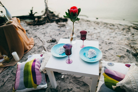 美丽的浪漫野餐在湖的海滩