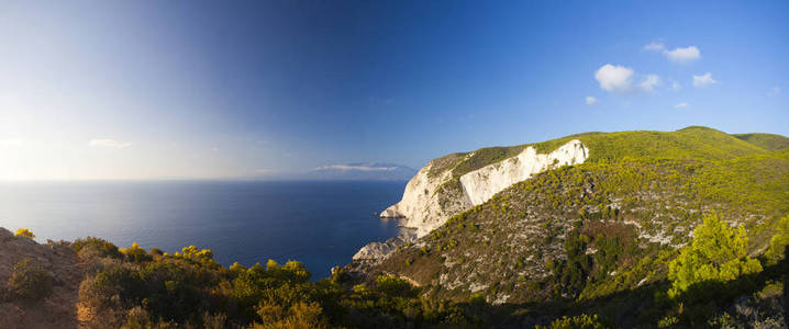 希腊扎金索斯岛上的高崖和蓝水对日落的影响