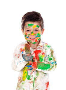 滑稽的男孩与面孔和手用油漆保持油漆刷子, 被隔绝在白色背景上