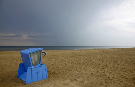 在波罗的海带帽的沙滩椅