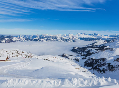 从 Fronalpstock 山的冬天看法在 Schwyz 的瑞士小行政区以阿尔卑斯的山顶上升从海雾