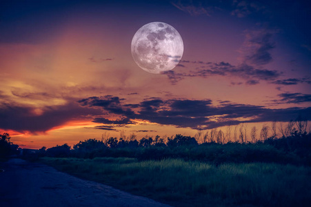 宁静的自然背景.用我的相机拍摄的月亮照片