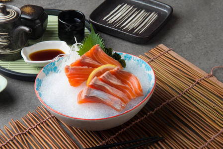 新鲜冰鲜鲑鱼 shashimi 特写观察