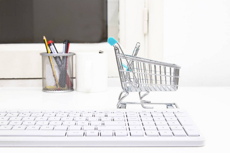 在线购物, 带有购物车和电脑键盘的桌面