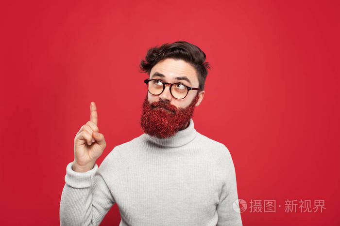 明亮的人与闪闪发光的红色胡子
