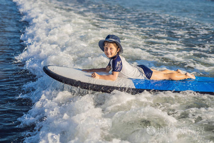 积极的家庭生活方式, 儿童户外水上运动课程和游泳活动在冲浪营.