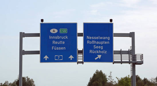 大路标以方向对城市在奥地利机路