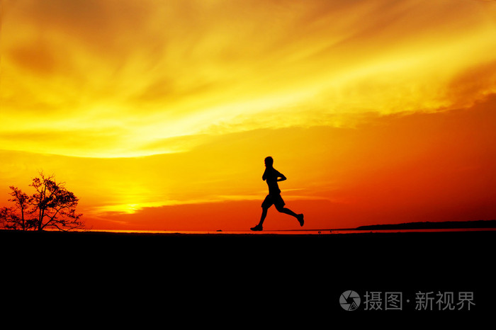 日落大道上慢跑的剪影男人