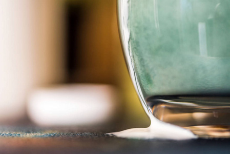 特写视图新鲜 kefir probiotik 饮料出现在清澈的玻璃, 它是混合在厨房餐桌上的绿色螺旋藻粉