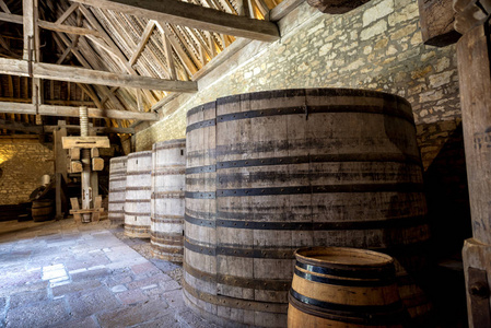Vougeot 城堡在勃艮第葡萄酒厂的老桶。法国