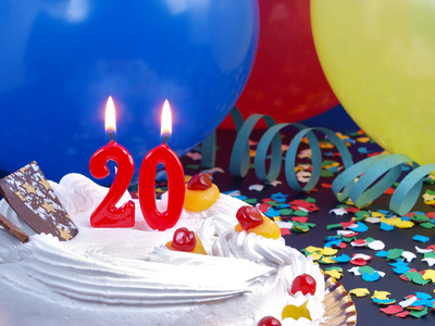 与显示 nr 的红蜡烛的生日蛋糕。20