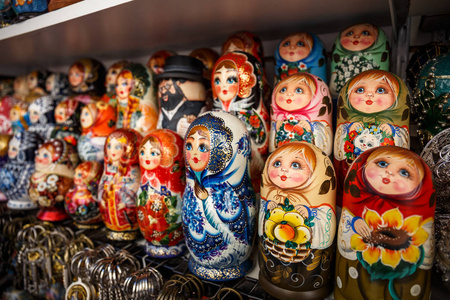 小组俄国纪念品俄罗斯套娃在商店架子木玩具以被绘的玩偶的形式
