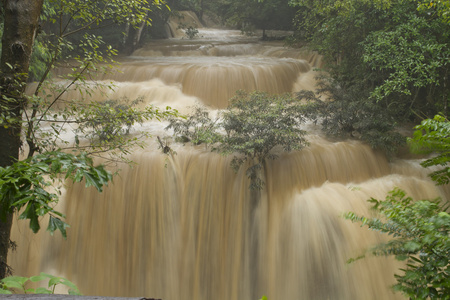 在森林里，泰国的瀑布