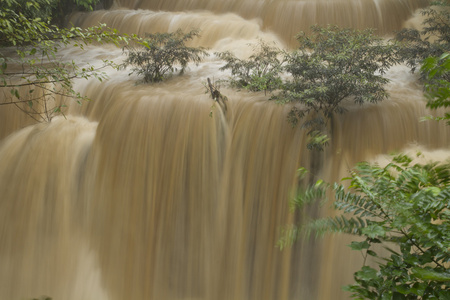 在森林里，泰国的瀑布