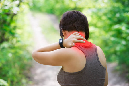 女性背部疼痛, 颈部受伤, 运动创伤, 户外概念照片