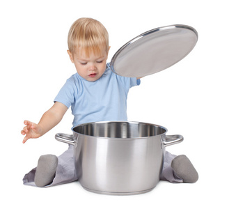 婴儿在锅里面找