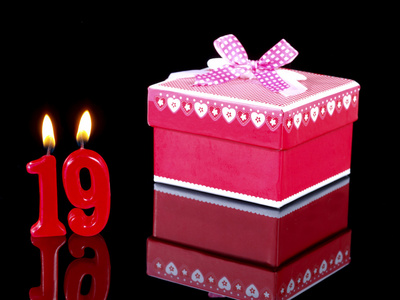 显示 nr 的红蜡烛的生日周年纪念礼物。19