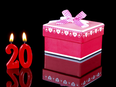 显示 nr 的红蜡烛的生日周年纪念礼物。20