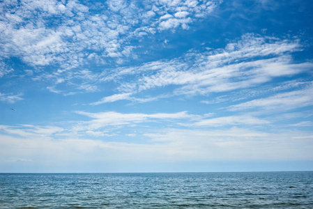 美丽的海洋夏日风光, 多云的天空与阳光