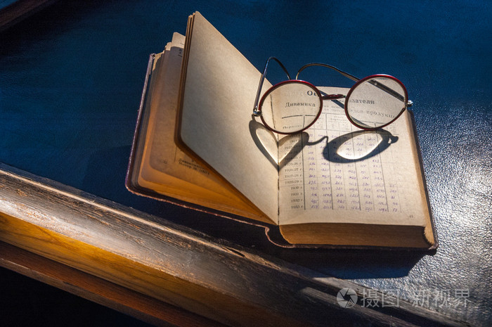 老书和眼镜