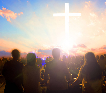 基督教的十字架中呈明亮的天空背景照片