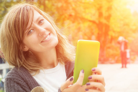 室外使用智能手机的年轻女人