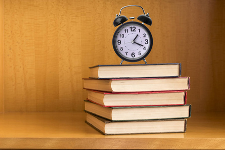 测试工作的时间空白的试卷,书籍,学校指针,眼镜和教室桌子上的红色