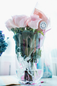 桌上花瓶里的粉红色玫瑰花束