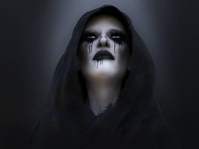 3d 渲染一个女性死亡天使或恶魔戴着一个黑色的罩和仰望.深色背景照片
